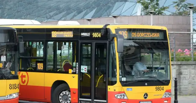 Kierowcy jeżdżą po mieście i popełniają błąd. Mandat to nawet 3000 zł Jeżdżąc, mieście, często, zdajemy, sobie, sprawy, przepisów, które, obowiązują, których, złamanie, grozi, surowymi, mandatami, J Kierowcy jeżdżą po mieście i popełniają błąd. Mandat to nawet 3000 zł