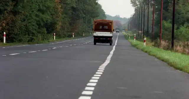 Kierowcy nie znają definicji pobocza. Ginie tam prawie 200 ludzi rocznie Pobocze, część, drogi, jezdni, które, jest, przeznaczone, ruchu, poza, kilkoma, wyjątkami, Niestety, poboczu, dochodzi, rocznie, Kierowcy nie znają definicji pobocza. Ginie tam prawie 200 ludzi rocznie