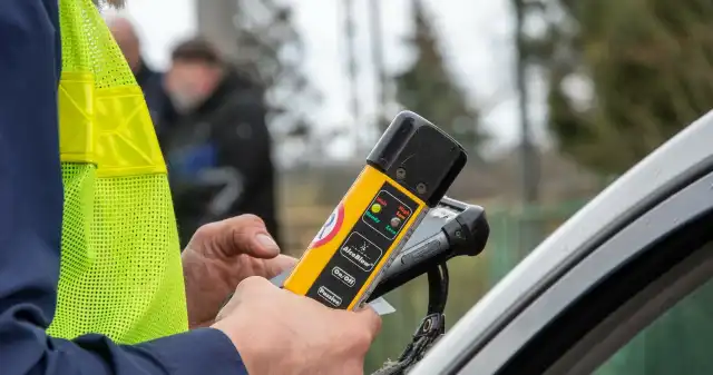 30-latek z 14-latką przyjechali odebrać 16-latka. Trzeźwych nie stwierdzono Zamojscy, policjanci, ruchu, drogowego, zostali, wezwani, sprawie, młodego, rowerzysty, który, miejscowości, Mokre, położył, dro 30-latek z 14-latką przyjechali odebrać 16-latka. Trzeźwych nie stwierdzono