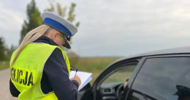 Za te cztery słowa wypowiedziane do policjanta można stracić 10 lat życia może, dogadamy, Wciąż, zdarzają, drogach, kierowcy, którzy, przyłapani, popełnieniu, wykroczenia, starają, przekupić, policjantó Za te cztery słowa wypowiedziane do policjanta można stracić 10 lat życia