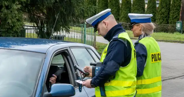 Podczas, kontroli, policjanci, sprawdzają, tylko, dokumenty, kierowcy, samochodów, Mogą, również, zapytać, obowiązkowe, wyposaże Chcesz uniknąć mandatu? Musisz dobrze odpowiedź na to pytanie policjanta
