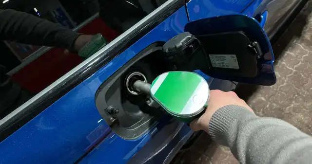Na stacjach znowu będzie 5 z przodu. Ale jest też zła wiadomość Kierowców, pewnością, cieszą, coraz, niższe, ceny, paliw, stacjach, jeszcze, koniec, Eksperci, spodziewają, wkrótce, częściej, p Na stacjach znowu będzie 5 z przodu. Ale jest też zła wiadomość