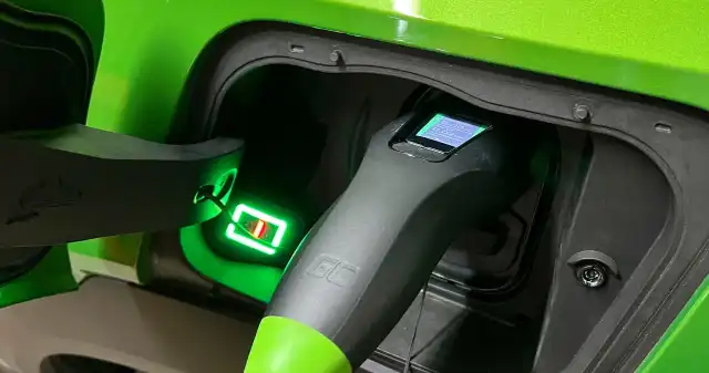 Elektryki z zasięgiem większym o 70 proc. Nowe baterie od szwedzkich naukowców Szwedzcy, naukowcy, opracowali, nowe, baterie, które, mogą, zostać, wykorzystane, jako, źródło, zasilania, zarówno, telefonów, l Elektryki z zasięgiem większym o 70 proc. Nowe baterie od szwedzkich naukowców