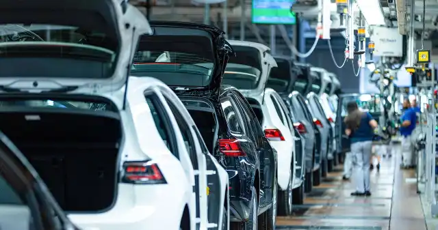 O dwie fabryki za dużo. Volkswagen planuje zwolnienia Volkswagen, boryka, coraz, większymi, problemami, spowodowanymi, kryzysem, niemieckiej, branży, motoryzacyjnej, Zdaniem, zachodn O dwie fabryki za dużo. Volkswagen planuje zwolnienia