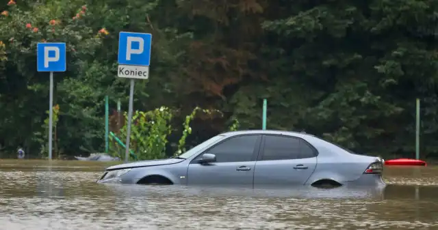 Co zrobić z autem po powodzi? Czy ratowanie zalanego pojazdu ma sens? Powodzie, podtopienia, którymi, zmaga, teraz, wiele, regionów, Polski, powodują, poważne, spustoszenia, straty, zalania, szczegó Co zrobić z autem po powodzi? Czy ratowanie zalanego pojazdu ma sens?