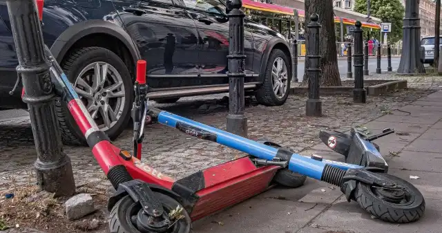 Wypadki na hulajnogach w Polsce. Liczba kolizji wystrzeliła Elektryczne, hulajnogi, stały, nieodłącznym, elementem, wielu, miast, popularność, sprawia, jednak, pojawiają, kolejne, problemy Wypadki na hulajnogach w Polsce. Liczba kolizji wystrzeliła