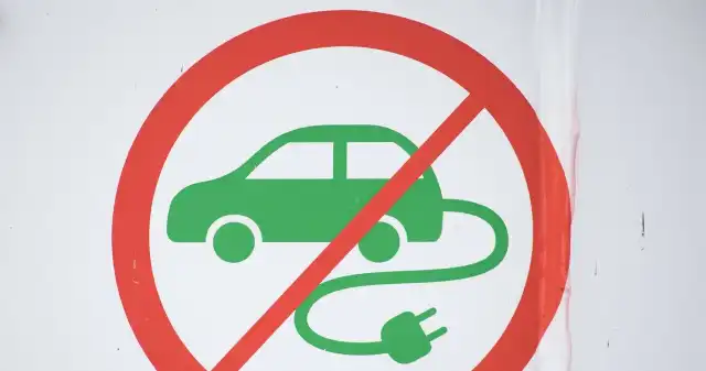 Kontrowersyjne zakazy. Autem elektrycznym nie wjedziesz do galerii Pojazdy, elektryczne, podobnie, przez, lata, samochody, instalacją, zaczynają, traktowane, zarządców, wielu, parkingów, konieczn Kontrowersyjne zakazy. Autem elektrycznym nie wjedziesz do galerii