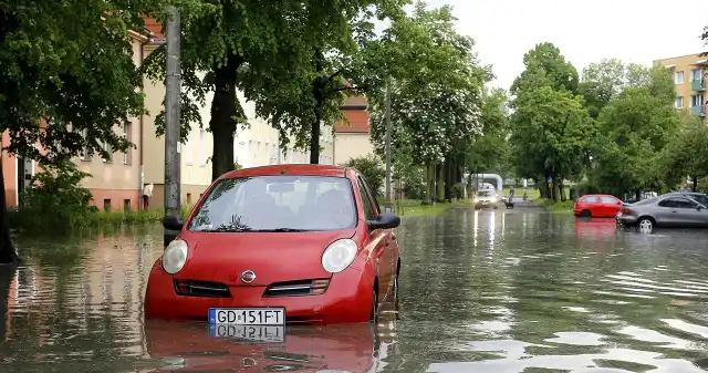 Powódź zalała auto. Kiedy należy się odszkodowanie z ubezpieczenia? Szalejąca, Polsce, powódź, zdążyła, spowodować, gigantyczne, trudne, oszacowania, straty, Wśród, zniszczonego, dobytku, brakuje, Powódź zalała auto. Kiedy należy się odszkodowanie z ubezpieczenia?