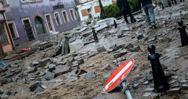 Wycena strat po powodzi. Odbudowa dróg i torów pochłonie miliardy Podczas, południowozachodnie, regiony, Polski, wciąż, zmagają, falami, powodziowymi, niektórych, miejscowościach, woda, opadła, Wycena strat po powodzi. Odbudowa dróg i torów pochłonie miliardy