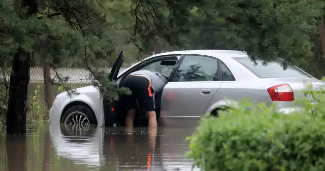 Woda zalała auto. Czy naprawa samochodu po powodzi ma sens? Sytuacja, powodziowa, wielu, regionach, Polski, słabnie, stan, alarmowy, wciąż, obowiązuje, rzekach, końcu, jednak, sytuacja, zo Woda zalała auto. Czy naprawa samochodu po powodzi ma sens?