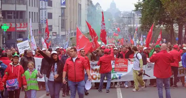 Pracownicy fabryk mówią dość. Wyszli na ulice Brukseli Plany, zamknięcia, fabryki, Audi, Brukseli, wywołały, falę, protestów, których, wzięło, udział, ponad, osób, Demonstracja, miała Pracownicy fabryk mówią dość. Wyszli na ulice Brukseli