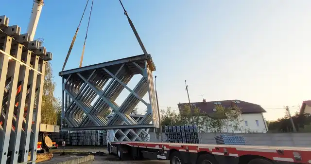 Takiego ładunku jeszcze nie widziałeś. Na drogę wyjechał most Generalna, Dyrekcja, Dróg, Krajowych, Autostrad, poinformowała, niezwykłym, transporcie, który, samego, rana, wyruszył, spod, Wa Takiego ładunku jeszcze nie widziałeś. Na drogę wyjechał most