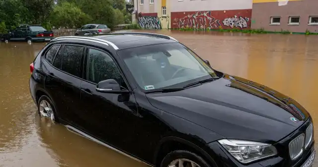Szkoda całkowita po powodzi. Na jakie odszkodowanie można liczyć? Powódź, która, objęła, rozległe, regiony, Dolnego, Śląska, Opolszczyzny, oszczędziła, również, samochodów, wielu, miejscach, poz Szkoda całkowita po powodzi. Na jakie odszkodowanie można liczyć?
