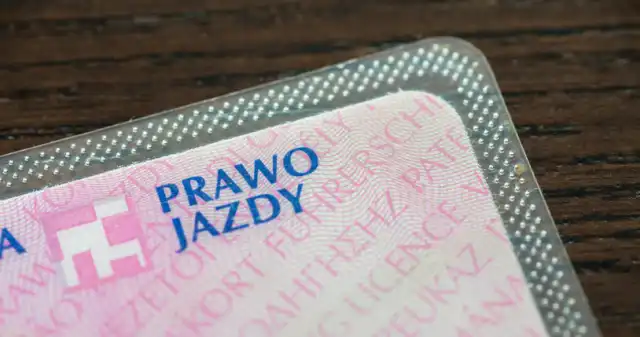 Prawa jazdy wydane przed 2013 rokiem mają wadę. Co to oznacza? Przez, długi, czas, kierowca, który, dostawał, prawo, jazdy, musiał, niczym, martwić, dokument, ważny, bezterminowo, zmieniło, D Prawa jazdy wydane przed 2013 rokiem mają wadę. Co to oznacza?