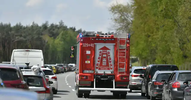 Wielki bubel w przepisach ruchu drogowego. Zmiana potrzebna od zaraz wrześniu, policja, opublikowała, mediach, społecznościowych, filmik, pokazujący, sprawnie, utworzyli, korytarz, życia, kierowcy, Wielki bubel w przepisach ruchu drogowego. Zmiana potrzebna od zaraz