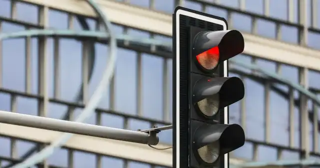 Zły nawyk, kiedy czekasz na zmianę świateł. Można mieć kosztowne kłopoty Wielu, kierowców, zupełnie, nieświadomie, może, przyspieszyć, zużycie, pewnych, elementów, auta, nawet, trakcie, postoju, przykł Zły nawyk, kiedy czekasz na zmianę świateł. Można mieć kosztowne kłopoty