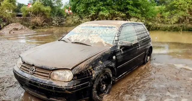 Zalane auto i odszkodowanie. Bez tego zapomnij o pieniądzach Tegoroczna, powódź, spowodowała, ogromne, szkody, zarówno, infrastrukturze, wśród, prywatnych, właścicieli, domów, pojazdów, dru Zalane auto i odszkodowanie. Bez tego zapomnij o pieniądzach