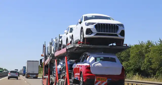 Strumień luksusowych aut płynie do Rosji. Tak omija się europejskie sankcje Brytyjska, stacja, News, postanowiła, przyjrzeć, sprawie, tajemniczych, konwojów, transportujących, luksusowe, samochody, przez, Strumień luksusowych aut płynie do Rosji. Tak omija się europejskie sankcje