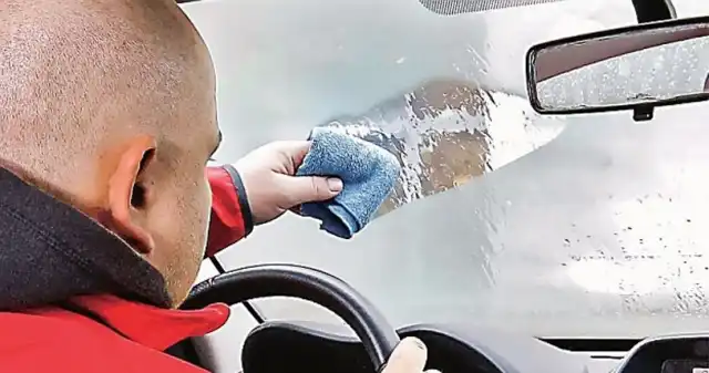 Zaparowane szyby w aucie - rozwiąż prawdziwą przyczynę problemu Zaczęła, jesień, oznacza, wielu, kierowców, zaczęło, zmagać, problemem, parujących, szyb, aucie, Jeśli, samochód, jest, wyposażo Zaparowane szyby w aucie - rozwiąż prawdziwą przyczynę problemu