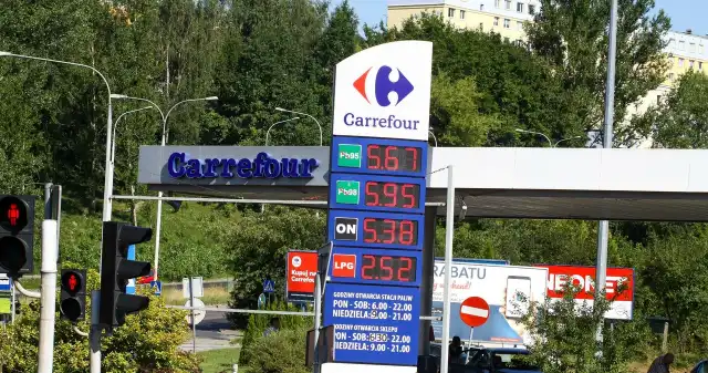 Rewolucja pod marketami Carrefour. Kierowcy już nie zaoszczędzą Carrefour, chce, pozbyć, zlokalizowanych, przy, supermarketach, stacji, paliw, Firma, planuje, sprzedaż, polskiej, sieci, licząc Rewolucja pod marketami Carrefour. Kierowcy już nie zaoszczędzą