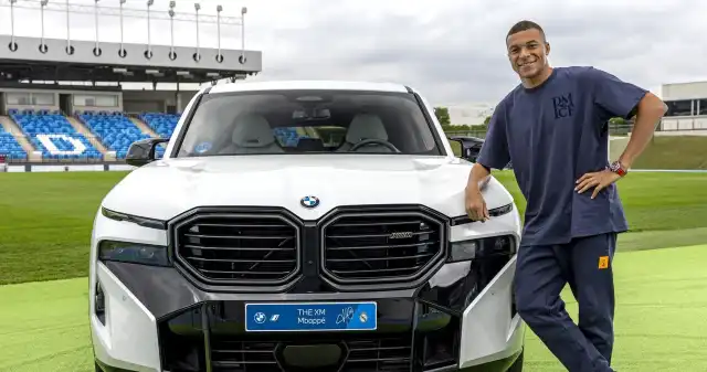 Kylian Mbappe ma nowe auto za niemal milion. I tak nim nie pojeździ Kylian, Mbappe, razem, swoimi, kolegami, klubu, Real, Madryt, odebrał, nowe, samochody, służbowe, Podobnie, poprzednim, sezonie, Kylian Mbappe ma nowe auto za niemal milion. I tak nim nie pojeździ