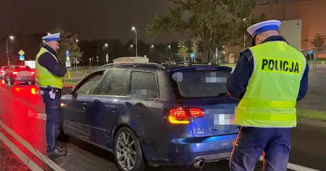 Takiej akcji policji jeszcze nie było. Mandaty na ponad 134 tys. zł Policja, kolejny, przeprowadziła, akcję, która, miała, celu, walkę, nielegalnymi, wyścigami, drogach, publicznych, razem, działa Takiej akcji policji jeszcze nie było. Mandaty na ponad 134 tys. zł