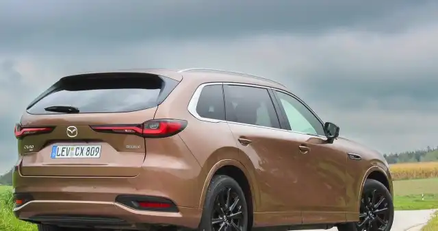 Polacy chcą takiego SUV-a. Ma dużego diesla, trzy rzędy siedzeń i niezłą cenę Debiutująca, Mazda, CX80, oferuje, mocnego, diesla, hybrydę, plugin, wydłużony, względem, CX60, rozstaw, może, ugościć, osób, pi Polacy chcą takiego SUV-a. Ma dużego diesla, trzy rzędy siedzeń i niezłą cenę
