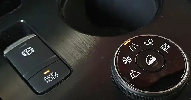 Ukryta funkcja. Włączysz ją przyciskiem albo naciskając hamulec Funkcja, Auto, Hold, czyli, automatycznego, hamulca, postojowego, jest, dostępna, coraz, większej, liczbie, samochodów, warto, w Ukryta funkcja. Włączysz ją przyciskiem albo naciskając hamulec