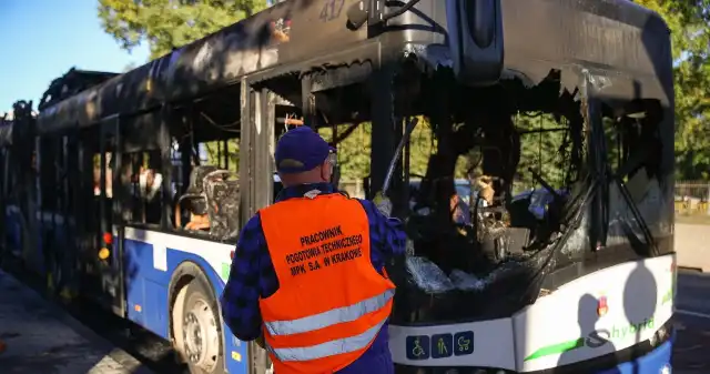 Dwa pożary miejskich autobusów w Krakowie. Czy coś je łączy? Krakowie, ciągu, dwóch, miesięcy, spłonęły, autobusy, miejskie, Jeden, miał, napęd, spalinowy, drugi, hybrydowy, Łączy, więc, by Dwa pożary miejskich autobusów w Krakowie. Czy coś je łączy?
