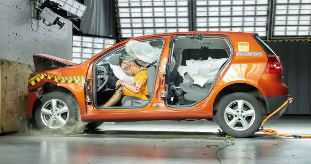 Rozbili auto z oponami w bagażniku. Wynik testu daje do myślenia ciągu, najbliższych, tygodni, wielu, kierowców, będzie, planować, wymianę, opon, letnich, zimowe, którzy, wybiorą, celu, zakładó Rozbili auto z oponami w bagażniku. Wynik testu daje do myślenia
