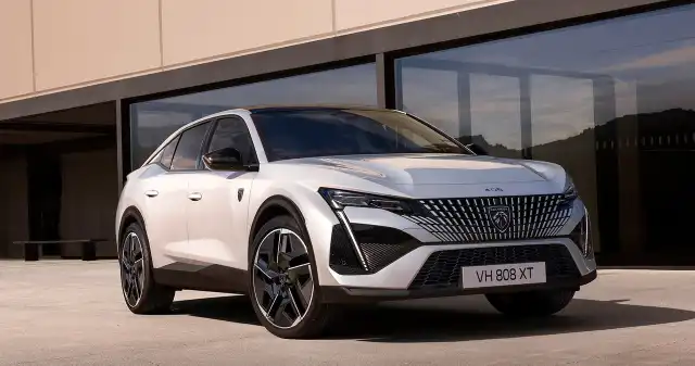 Nowy Peugeot E-408 już w salonach. Polska cena i gwarancja robią wrażenie Francuzi, stale, poszerzają, swoją, gamę, bezemisyjnych, modeli, oferty, dołącza, właśnie, Peugeot, E408, czyli, pełni, elektryc Nowy Peugeot E-408 już w salonach. Polska cena i gwarancja robią wrażenie