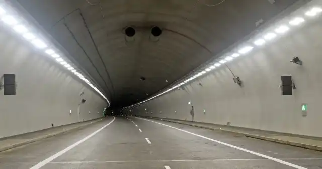 Czasowe zamknięcie tunelu na S3 już dziś. Objazdy na 8 godzin Dolnośląscy, drogowcy, ostrzegają, kierowców, przed, utrudnieniami, drodze, ekspresowej, komunikatu, GDDKiA, wynika, nocy, środy Czasowe zamknięcie tunelu na S3 już dziś. Objazdy na 8 godzin