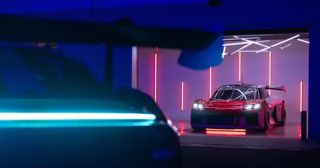 Porsche zrobiło pokaz pod Opolem. Elektryki upokarzają spalinówki Porsche, wciska, mocno, ogląda, siebie, kieruje, konsekwentnie, stronę, elektromobilności, Polski, importer, zorganizował, torze Porsche zrobiło pokaz pod Opolem. Elektryki upokarzają spalinówki