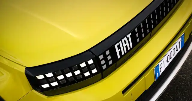 Fiat Panda za 110 tys. zł. Pierwsze salony przyjmują zamówienia wybranych, rynkach, można, zamówić, nowego, Fiata, Grande, Panda, Miejski, crossover, elektrycznym, wydaniu, zadebiutował, Franc Fiat Panda za 110 tys. zł. Pierwsze salony przyjmują zamówienia
