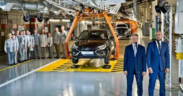 Taka Łada to skarb. Luksus dla urzędników w Rosji października, fabryce, Togliatti, ruszyła, produkcja, nowej, Łady, Aura, biznesowy, sedan, stworzony, głównie, myślą, administra Taka Łada to skarb. Luksus dla urzędników w Rosji