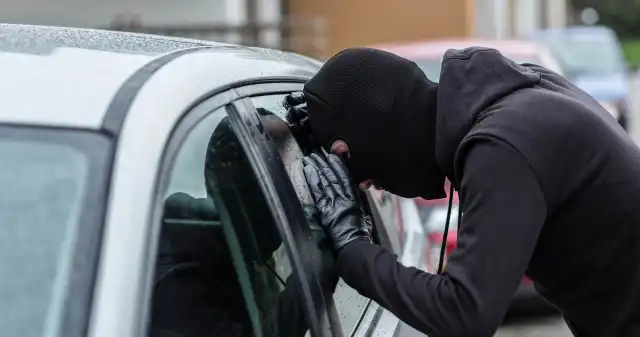 Złodzieje mają nowy sposób na kierowców. Można stracić wszystkie oszczędności Technologia, rozwija, wraz, metody, przestępców, którzy, wynaleźli, nowy, sposób, okradanie, razem, kierowców, pojazdów, elektry Złodzieje mają nowy sposób na kierowców. Można stracić wszystkie oszczędności
