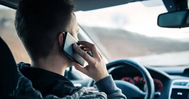 Sparowanie telefonu ze starszym radiem w aucie. Kosztuje 50 zł i może ochronić przed mandatem Technologia, bezprzewodowego, łączenia, urządzeń, przez, bluetooth, oczywiście, nowego, przypadku, starszych, modeli, samochodów Sparowanie telefonu ze starszym radiem w aucie. Kosztuje 50 zł i może ochronić przed mandatem