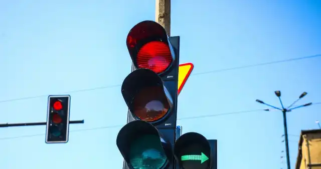 Zielona strzałka a zawracanie. Pomyłka kosztuje 500 zł i 8 punktów karnych Zawracanie, skrzyżowaniach, regularnie, powraca, dyskusjach, między, kierowcami, zwłaszcza, przypadku, skrzyżowań, sygnalizacją, Zielona strzałka a zawracanie. Pomyłka kosztuje 500 zł i 8 punktów karnych
