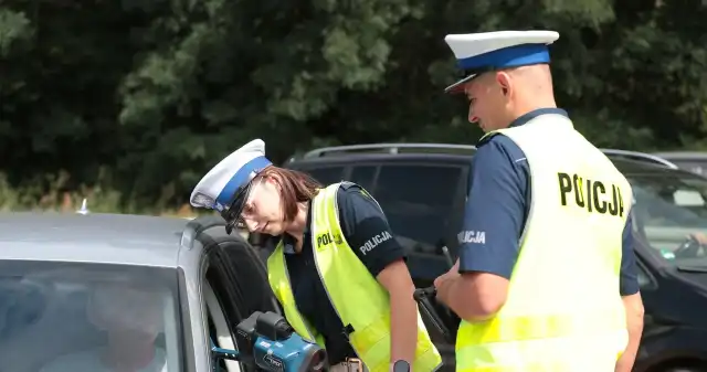 Najdziwniejsze mandaty dla kierowców. Za brudną szybę to tylko początek Nikt, jest, często, karany, mandatami, przez, policję, kierowcy, Prawo, ruchu, drogowym, zawiera, tyle, przepisów, złamanie, któ Najdziwniejsze mandaty dla kierowców. Za brudną szybę to tylko początek
