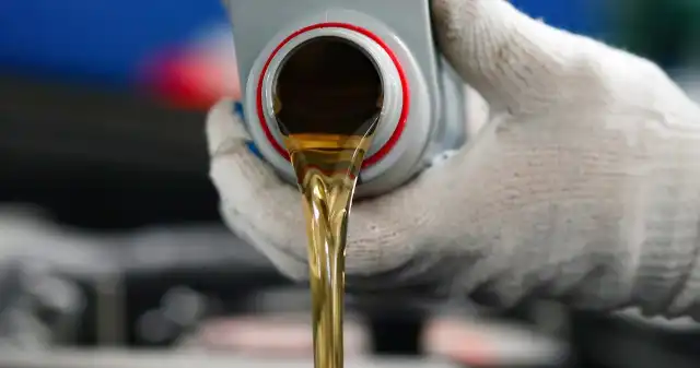 Przyjechał na wymianę oleju. Mechanik oniemiał, gdy zobaczył przebieg kierowcy, wiedzą, olej, silnikowy, należy, regularnie, wymieniać, wiele, osób, zadaje, sobie, pytanie, podobnej, wymianie, podle Przyjechał na wymianę oleju. Mechanik oniemiał, gdy zobaczył przebieg