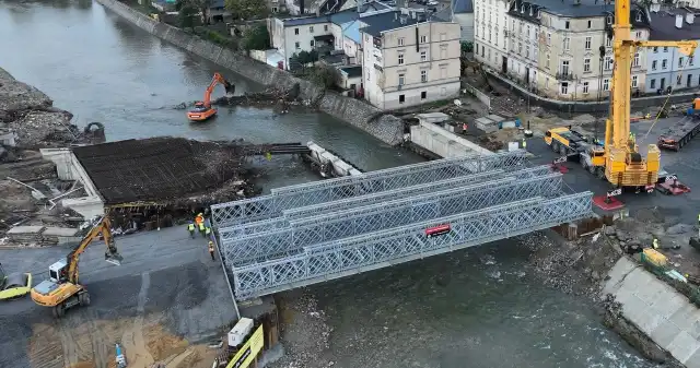 Miesiąc temu powódź zniszczyła most, dziś jest już nowy. Kiedy otwarcie? Głuchołazy, jedno, miast, które, najbardziej, ucierpiał, wrześniowej, powodzi, Wielka, woda, zabrała, budowany, mieście, most, k Miesiąc temu powódź zniszczyła most, dziś jest już nowy. Kiedy otwarcie?