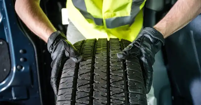 Opony całoroczne mają poważną wadę. O tym nie powie sprzedawca Opony, całoroczne, sprawdzają, całkiem, nieźle, umiarkowanym, klimacie, zapewniają, wystarczającą, przyczepność, zimą, nawet, po Opony całoroczne mają poważną wadę. O tym nie powie sprzedawca