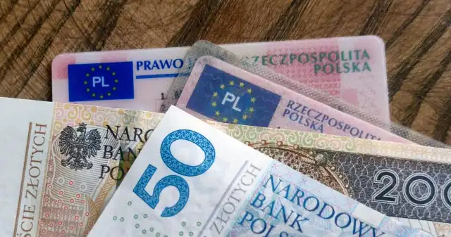 Kierowcy zapłacą więcej za ważne dokumenty. Spora podwyżka i urealnienie opłat Ministerstwo, Infrastruktury, rozważa, podniesienie, wydanie, dowodu, rejestracyjnego, tablic, rejestracyjnych, oraz, prawa, jaz Kierowcy zapłacą więcej za ważne dokumenty. Spora podwyżka i urealnienie opłat