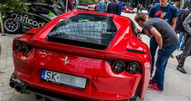 Gdy BMW i Mercedes to obciach. Polacy kupują auta za milion złotych końca, września, polskich, salonów, wyjechało, najmniej, samochodów, których, ceny, niekiedy, ponad, dwukrotnie, przekraczały, m Gdy BMW i Mercedes to obciach. Polacy kupują auta za milion złotych