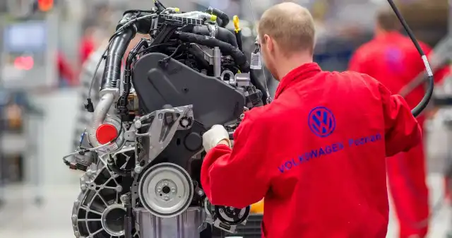 Poważne problemy Volkswagena. W tle masowe zwolnienia i zamykanie fabryk Zachodnie, media, donoszą, coraz, trudniejszej, sytuacji, Volkswagena, Motoryzacyjny, gigant, tylko, rozważa, zamknięcie, kilku, Poważne problemy Volkswagena. W tle masowe zwolnienia i zamykanie fabryk