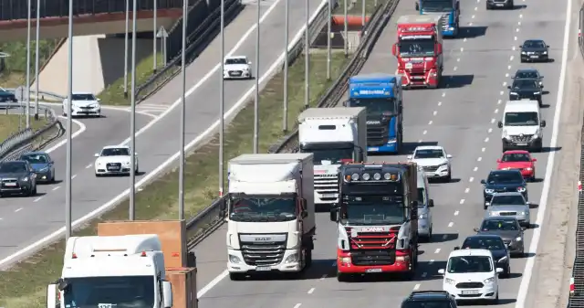 Rząd szykuje nowe opłaty drogowe. Chodzi o zmianę samochodów na nowsze Resort, infrastruktury, pracuje, nowelizacją, ustawy, drogach, publicznych, która, zakłada, wprowadzenie, dwóch, nowych, opłat, Rząd szykuje nowe opłaty drogowe. Chodzi o zmianę samochodów na nowsze