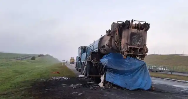 100-tonowy gigant spłonął na A1. Ma dziewięć osi i dwa potężne silniki Diesla autostradzie, doszło, ostatnio, nietypowego, zdarzenia, trasie, okolicach, miejscowości, Swarożyn, służby, musiały, poradzić, so 100-tonowy gigant spłonął na A1. Ma dziewięć osi i dwa potężne silniki Diesla