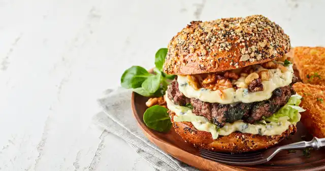 Burger z soczystym mięsem i serem pleśniowym Soczyste, mięso, rumiany, kotlecik, tego, porcja, warzyw, odrobina, sosu, wszystko, podpieczonej, bułce, Jeśli, masz, ochotę, bu Burger z soczystym mięsem i serem pleśniowym