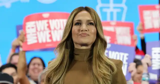 Gwiazda pojawiła się cała na brązowo. Trudno było na nią nie zwrócić uwagi Gwiazda pojawiła się cała na brązowo. Trudno było na nią nie zwrócić uwagi