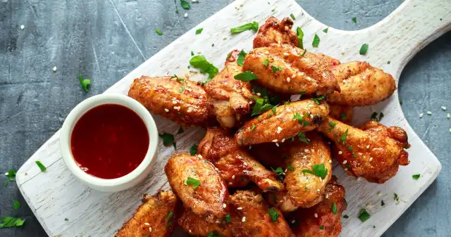 Skrzydełka w sezamie. Palce lizać Zainspiruj, przepisami, kuchni, blisko, oraz, dalekowschodniej, ciesz, nieziemskim, smakiem, aromatem, grillowanego, drobiu Skrzydełka w sezamie. Palce lizać